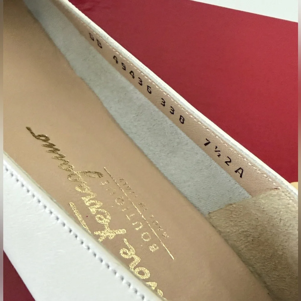 Salvatore Ferragamo Vara Bow Pumps Heel3’ Cream Gold Buckle Sz 7.5 Made In Italy - Picture 10 of 16
